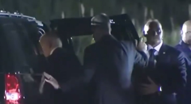 Secret Service Shields Biden from Media as He Struggles to Get in SUV